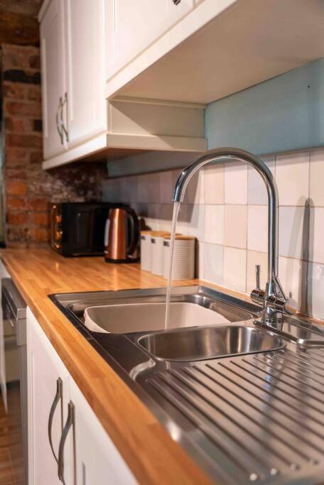 18Th Century Townhouse In Chester City Centreヴィラ エクステリア 写真